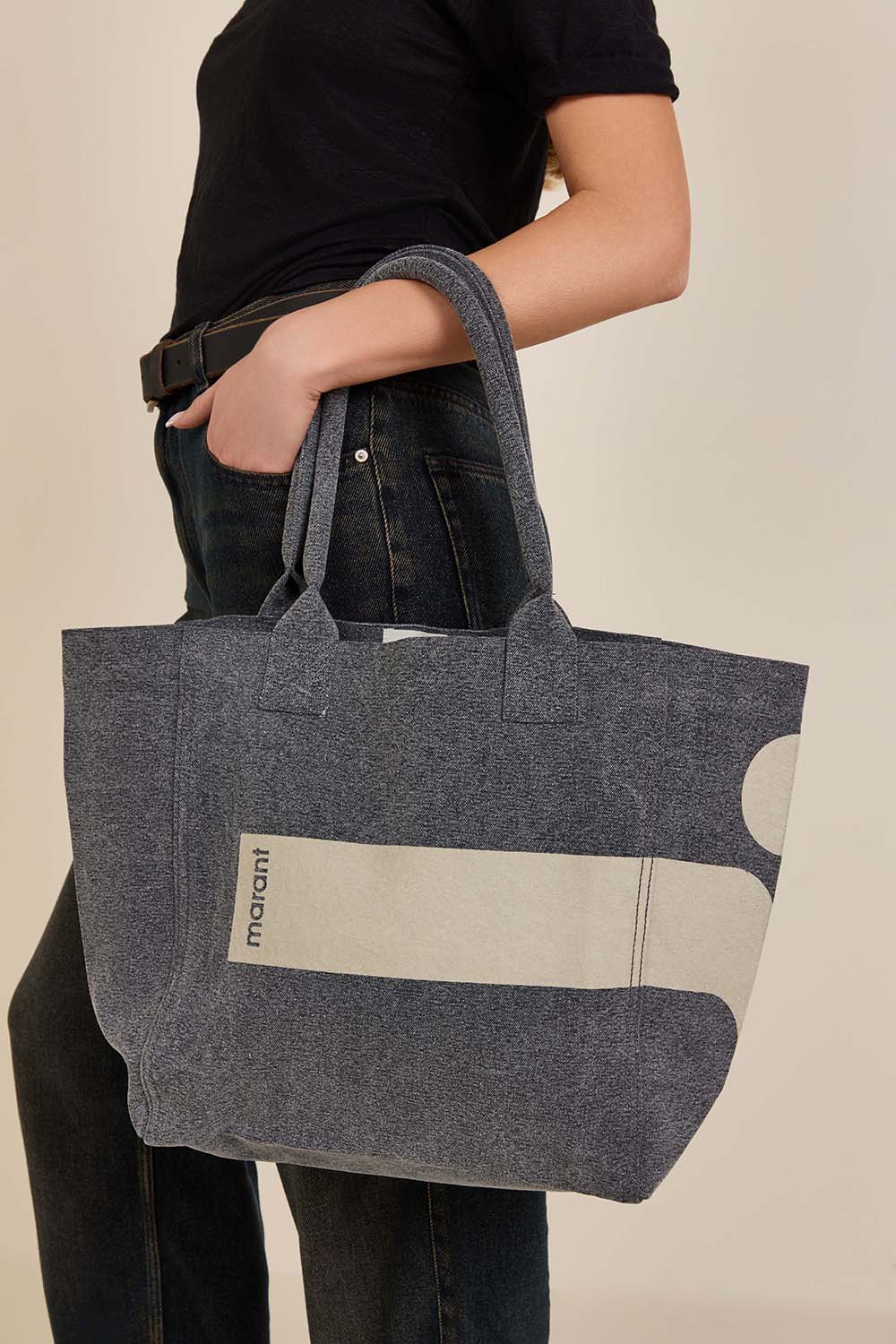 תמונת כל הלוק של תיק נשיאה